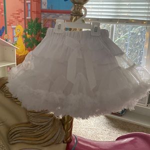 Toddler size Small white tutu. It’s a full tutu skirt with a bow on the front.